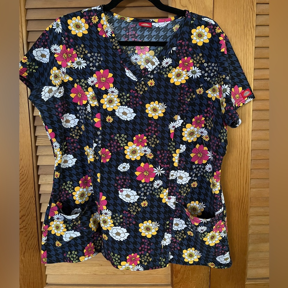 DICKIES Floral Scrub Top multicolor with black background size medium